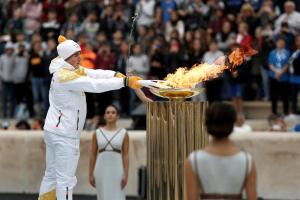 Atenas despide la llama olímpica, que pone rumbo a Corea (Fotos)