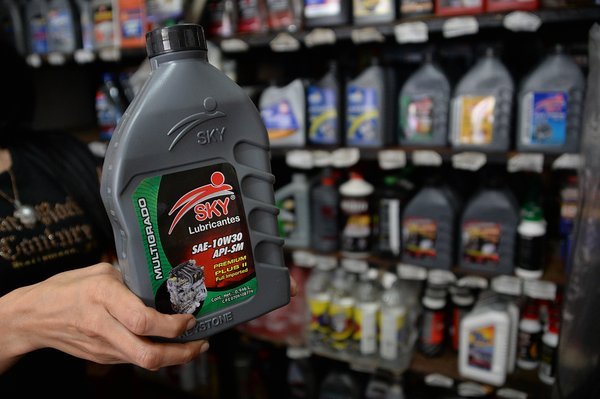 En medio de una tendencia a la escasez de lubricantes para vehículos, un litro cuesta actualmente entre 70 y 80 mil bolívares. (Foto/Jorge Castellanos) 