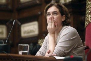 Alcaldesa de Barcelona pide renunciar a declaración de independencia