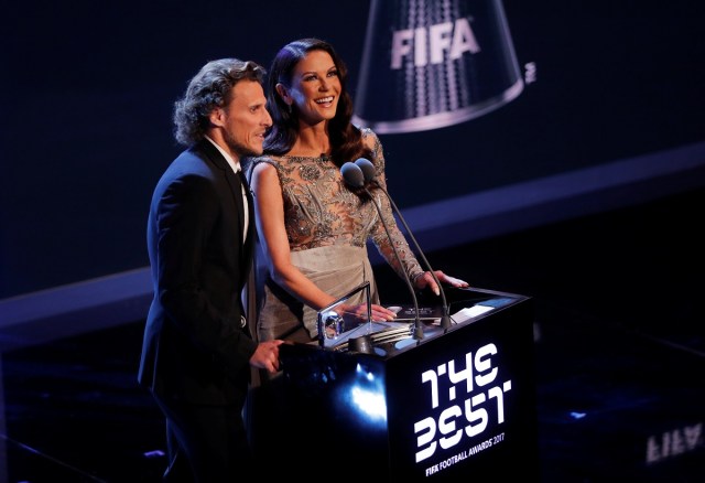 Soccer Football - The Best FIFA Football Awards - London Palladium, London, Britain - October 23, 2017   Actress Catherine Zeta-Jones and former Manchester United player Diego Forlan speak during the awards   REUTERS/Eddie Keogh