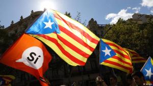 Referéndum en Cataluña: Miles de separatistas se mantienen en las calles mientras esperan el resultado de la votación