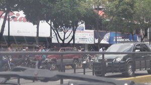 Continúan colectivos de “amor”  amedrentando a electores en Chacao (fotos)