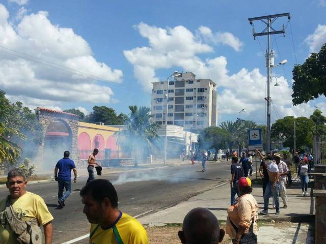 Andrés Velásquez es recibido en el CNE con bombas lacrimógenas (Foto: @JesusLaraA)