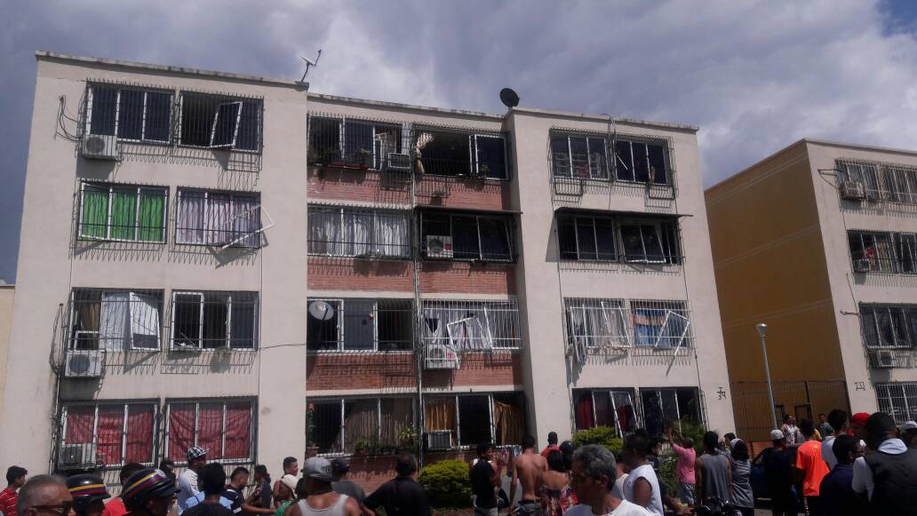 LA FOTO: Las ventanas destrozadas de un edificio tras explosión en Cavim