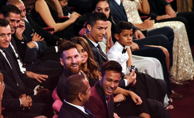 LON001. LONDRES (REINO UNIDO), 23/10/2017.- El delantero brasileño del PSG Neymar (c), el argentino del Barcelona Lionel Messi (c-i), acompañado de su esposa, Antonella Roccuzzo (c, 3i), y el delantero portugués del Real Madrid Cristiano Ronaldo (c, 3 arriba), acompañado de su hijo Cristiano Ronaldo Jr, (c, 2arriba) y su novia, Georgina Rodriguez (c, arriba), asisten a la gala de los premios 'The Best' de la FIFA hoy, lunes 23 de octubre de 2017, en el London Palladium de Londres (Reino Unido). El portugués Cristiano Ronaldo, ganador de la pasada edición, el argentino Lionel Messi y el brasileño Neymar pugnan por alzarse con el galardón que designa al mejor futbolista de la última temporada. EFE/ANDY RAIN }