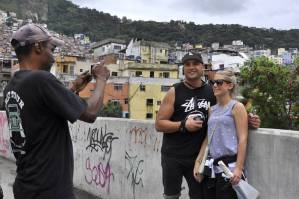 Favela tour: Turistas ricos que pagan por ver de cerca los tiroteos de los pobres