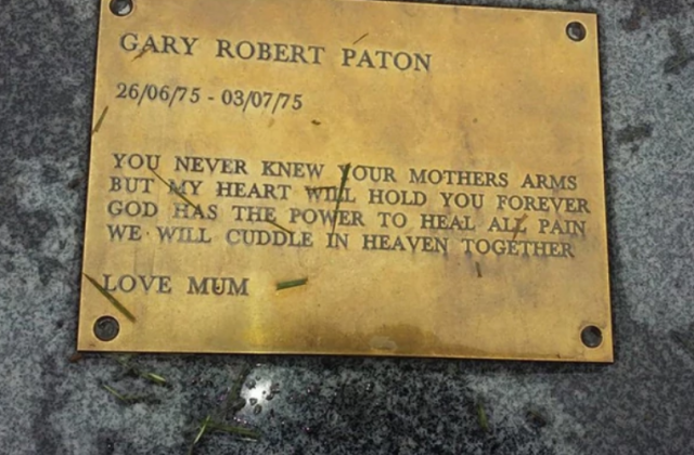 La placa del ataúd con el nombre de Gary Paton (Cortesía de Lydia Reid)