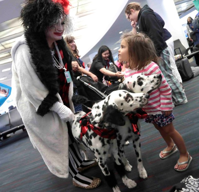 MAN10. LOS ÁNGELES (CA, EE.UU.), 30/10/2017.- Warwick Kane (i) y su perro dálmata participa en el Tercer Desfile Anual de Halloween de Mascotas hoy, lunes 30 de octubre de 2017, en el Aeropuerto Internacional de Los Ángeles (CA, EE.UU.). EFE/MIKE NELSON