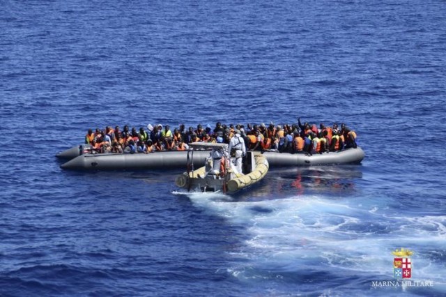 En la foto de archivo, inmigrantes esperan en un bote durante una operación de rescate de la Marina italiana en la costa de Sicilia, en Italia. REUTERS/Marina italiana