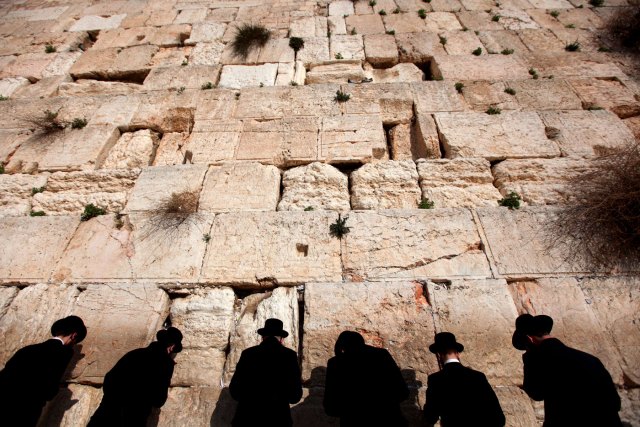 Judíos ultraortodoxos rezan ante el Muro de las Lamentaciones en Jerusalén. EFE