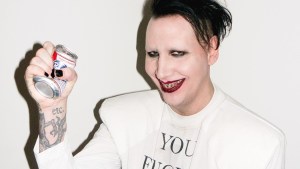 Por estar encaramándose donde no debe, Marilyn Manson sufrió un accidente en pleno concierto