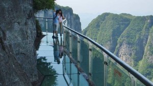 De espanto y brinco… Una pasarela de 1.200 metros de altura se rompe bajo los pies de un hombre (Video)