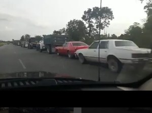 ¿Aló, Eulogio? Mira la mamarro de cola para echar gasolina en La Fría (VIDEO)