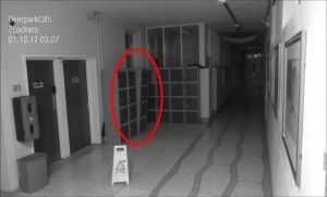 Cámara seguridad captura aterradores momentos en los pasillos de una escuela a las 3 a.m. (video)
