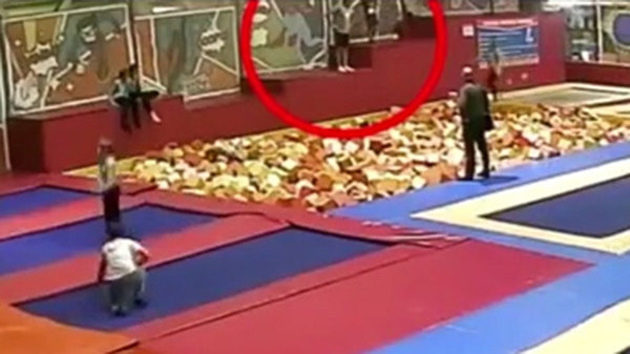¿WTF? Diputado ruso murió al lanzarse un clavado en piscina de ladrillos de goma (+video)