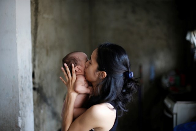 Yennifer Padrón besa a su bebé en su casa en la favela de Petare en Caracas, Venezuela, 21 de agosto de 2017. Foto tomada el 21 de agosto de 2017. Para coincidir con la característica VENEZUELA-NIÑOS / REUTERS / Andres Martínez Casares