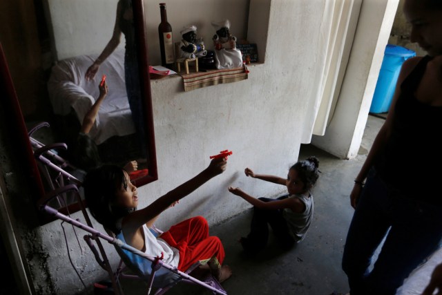 Los niños de Yennifer Padrón y Victor Cordova juegan en la sala de la casa que comparten en la favela de Petare en Caracas, Venezuela, 21 de agosto de 2017. Foto tomada el 21 de agosto de 2017. Para coincidir con la característica VENEZUELA-NIÑOS / REUTERS / Andres Martínez Casares