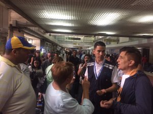 Pasajeros de Venezolana de Aviación varados en Maiquetía (fotos)