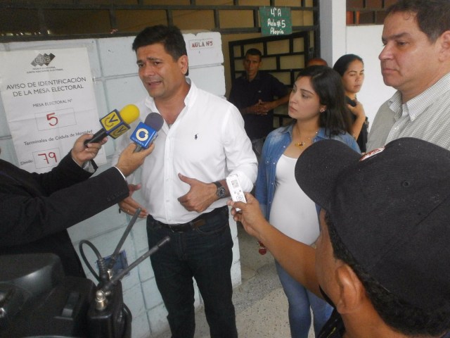 Freddy Superlano, candidato de la MUD a la gobernación de Barinas, votó pasadas las 9 de la mañana. (Foto: Nota de prensa)