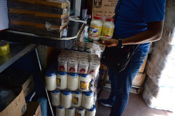 La mayonesa, en presentación de un kilo, tiene un costo entre los 40 mil y 42 mil bolívares. (Foto/Jorge Castellanos)