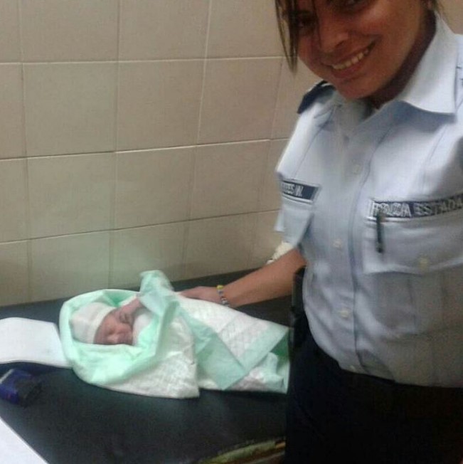 Rescatan a una bebé recién nacida de un basurero en Maracaibo (FOTO)