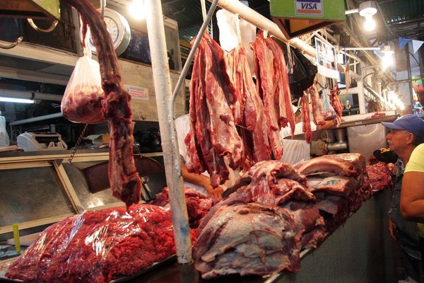 Los consumidores de carne han optado por comprar cortes de segunda clase o vísceras, ya que se les hace casi imposible comprar los productos cárnicos de primera calidad. (Foto/Gustavo Delgado)
