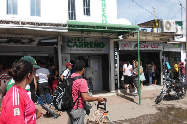 En las casas de cambio de La Parada el bolívar se cotizó a 0,09 pesos para la compra y 0,11 o 0,12 pesos para la venta. (Foto/JGH)