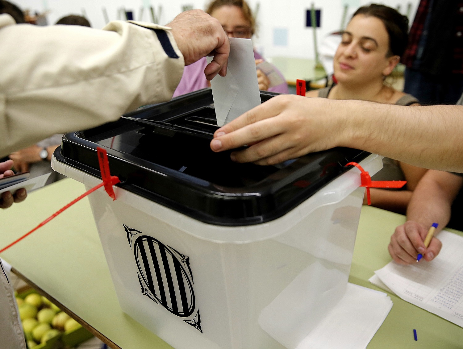 Cataluña vota en referéndum independentista a pesar del fuerte despliegue policial