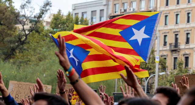 Estudiantes sostienen banderas separatistas catalanas. Foto: Reuters