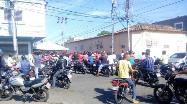 Foto: Más de 100 motorizados se apuestan a las puertas de centros electorales en Cumaná / Cortesía 