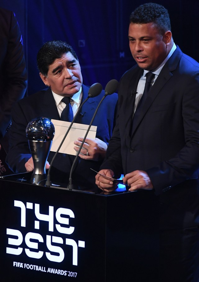 LON001. LONDRES (REINO UNIDO), 23/10/2017.- Los exfutbolistas, el argentino Diego Maradona (i), y el brasileño Ronaldo (d), anuncian el ganador del premio 'The Best' de la FIFA que designa al mejor jugador del mundo durante la última temporada hoy, lunes 23 de octubre de 2017, en Londres (Reino Unido). Cristiano Ronaldo fue condecorado este lunes por segundo año consecutivo con el premio 'The Best' de la FIFA, que designa al mejor jugador del mundo durante la última temporada. El astro portugués se volvió a coronar rey del fútbol mundial después de un curso para enmarcar, en el que ganó la Liga de Campeones, la Liga española, la Supercopa de Europa y la Supercopa de España. EFE/ANDY RAIN