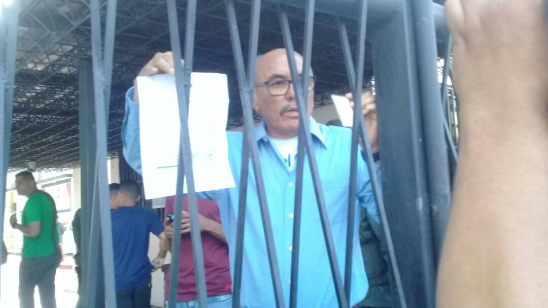 Ismael García denuncia retrasos en varios centros electorales de Aragua #15Oct
