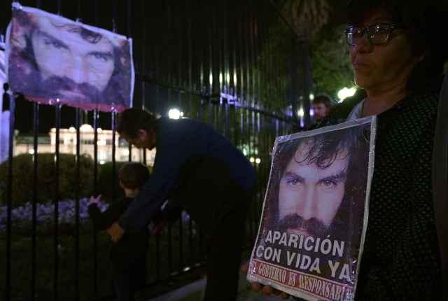 People gather at Plaza de Mayo square to pay tribute to Santiago Maldonado --disappeared on August 1st during a Mapuche protest in Chubut province-- whose body was found earlier this week and recognised by relatives on October 20, 2017 in Buenos Aires. Maldonado's body was found on October 17, 2017 in a river in southern Argentina, where he was last seen when the Gendarmerie dispersed a Mapuche protest in Resistencia, Cushamen department, some 1,850 kilometres southwest of Buenos Aires. Maldonado's relatives confirmed the identity of the corpse saying ''We recognised the tattoos, we are convinced that it is Santiago''. / AFP PHOTO / JUAN MABROMATA