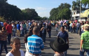 En Maracay los centros de votación están repletos de votantes este #15Oct