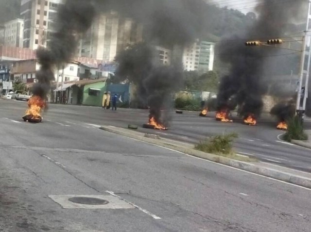 Foto: Manifestantes cierran el paso en Av. Las Américas en Mérida / @leoperiodista  