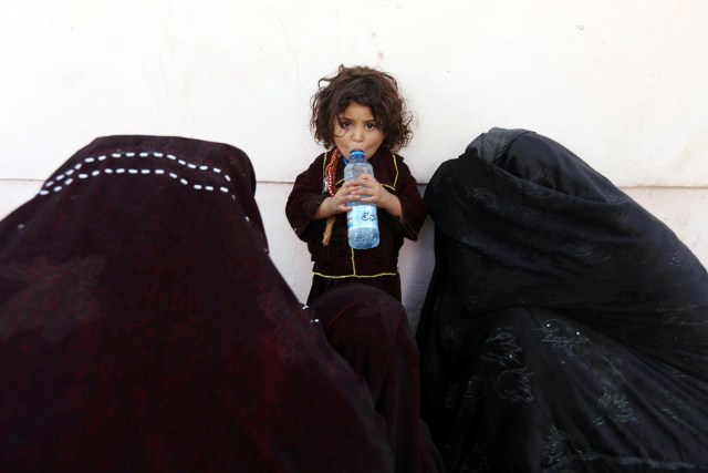HRT01 HERAT (AFGANISTÁN), 28/09/2017.- Una niña refugiada bebe agua en Herat (Afganistán) hoy, 28 de septiembre del 2017. El conflicto entre insurgentes y fuerzas conjuntas afganas y estadounidenses obligan a decenas de familias a abandonar sus hogares de manera diaria. EFE/JALIL REZAYEE