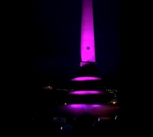 Obelisco de la plaza Francia de Altamira se ilumina por el Día Mundial de la Lucha contra el cáncer de mama (+fotos y video)