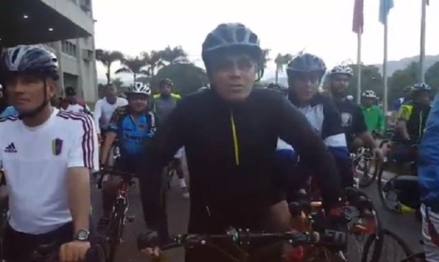 Vladimir Padrino López en bicicleta // FOTO captura video