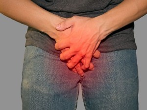 ¡Terrible! Le extirparon los testículos luego que estos inflamados le colgaran hasta las rodillas: Estaban infectados (Fotos)