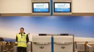Unos 40.000 pasajeros afectados por paro de trabajadores aéreos en Argentina