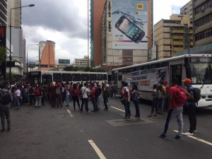 Estudiantes trancan la Francisco de Miranda en protesta por aumento del pasaje (video)