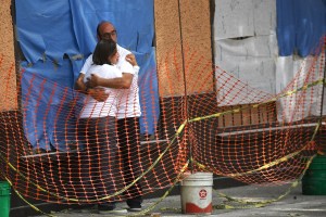 A un mes del sismo, mexicanos luchan contra la tristeza y la pérdida