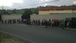 Este es el ambiente en los centros de votación en Trujillo #15Oct