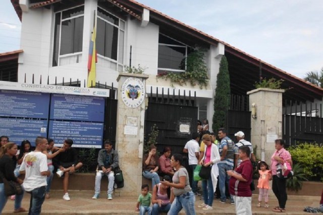 Venezolanos en consulado colombiano // Foto La Nación