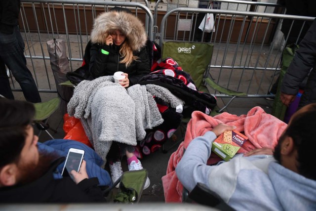 People queue outside Apple's Regent Street store in central London on November 3, 2017 waiting for the store to open on the say of the launch of the Apple iPhone X. Apple's flagship iPhone X hit stores on November 3, as the world's most valuable company predicted bumper sales despite the handset's eye-watering price tag and celebrated a surge in profits. The device features facial recognition, cordless charging and an edge-to-edge screen made of organic light-emitting diodes used in high-end televisions. It marks the 10th anniversary of the first iPhone release and is released in about 50 markets around the world. / AFP PHOTO / Chris J Ratcliffe