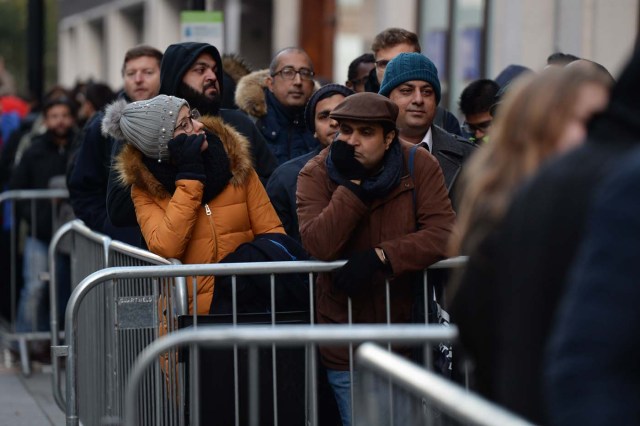 People queue outside Apple's Regent Street store in central London on November 3, 2017 waiting for the store to open on the say of the launch of the Apple iPhone X. Apple's flagship iPhone X hit stores on November 3, as the world's most valuable company predicted bumper sales despite the handset's eye-watering price tag and celebrated a surge in profits. The device features facial recognition, cordless charging and an edge-to-edge screen made of organic light-emitting diodes used in high-end televisions. It marks the 10th anniversary of the first iPhone release and is released in about 50 markets around the world. / AFP PHOTO / CHRIS RATCLIFFE