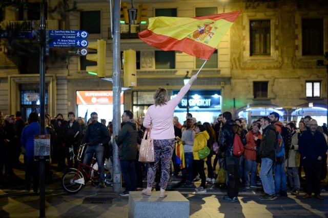Los manifestantes bloquearon carreteras y líneas ferroviarias en toda Cataluña, provocando la ira de los trabajadores y trabajadoras en una huelga convocada por un sindicato independentista después de que los líderes separatistas fueron detenidos en Madrid por su unidad divisoria de secesión. / AFP PHOTO / Josep LAGO