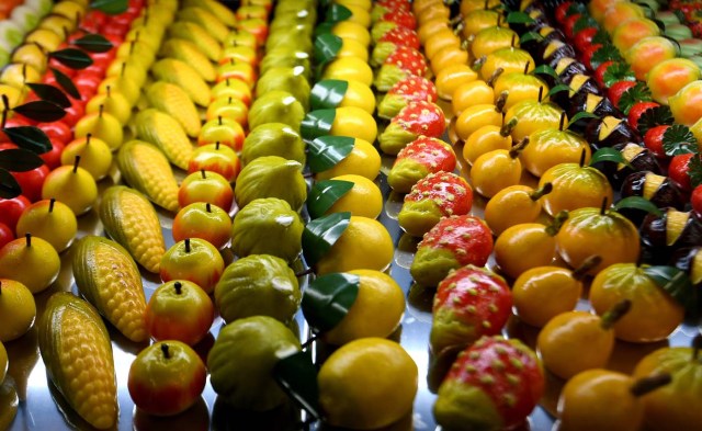 Sweet pastry is on display at a stand during a press tour at FICO Eataly World agri-food park in Bologna on November 9, 2017. FICO Eataly World, said to be the world's biggest agri-food park, will open to the public on November 15, 2017. The free entry park, widely described as the Disney World of Italian food, is ten hectares big and will enshrine all the Italian food biodiversity. / AFP PHOTO / Vincenzo PINTO