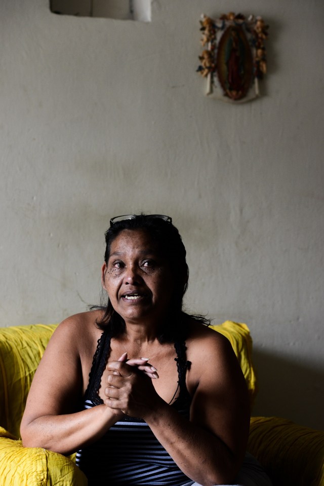 Luber Faneitte, a 56-year-old diagnosed with lung cancer, talks during a interview with AFP at her house in the San Agustin shantytown in Caracas on November 10, 2017. In crisis-stricken Venezuela, the cost of the basic basket of goods soared to nearly 2.7 million bolivars in September, the equivalent of six minimum monthly wages. / AFP PHOTO / FEDERICO PARRA