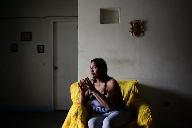 Luber Faneitte, a 56-year-old diagnosed with lung cancer, talks during a interview with AFP at her house in the San Agustin shantytown in Caracas on November 10, 2017. In crisis-stricken Venezuela, the cost of the basic basket of goods soared to nearly 2.7 million bolivars in September, the equivalent of six minimum monthly wages. / AFP PHOTO / FEDERICO PARRA